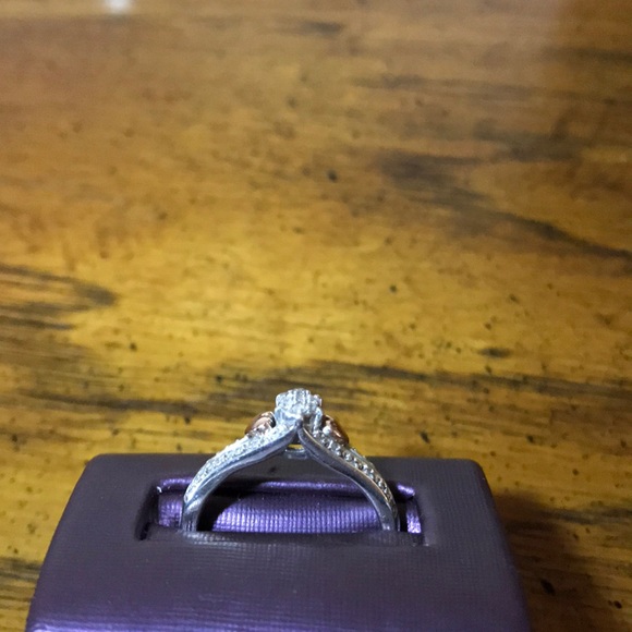 Absolutely beautiful 10k and sterling diamond ring - Picture 7 of 9